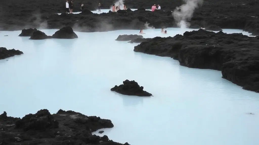 Aguas azul lechoso de la Blue Lagoon rodeadas de campos de lava en Islandia