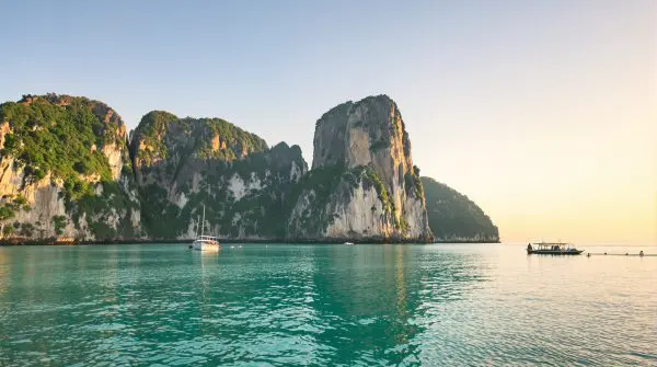 Acantilados de piedra caliza junto a Railay, Krabi, Tailandia