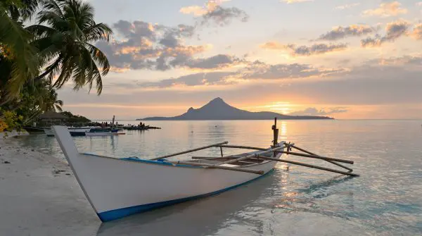 Atardecer en la playa de Gili Trawangan con el volcán Agung de Bali al fondo, Indonesia