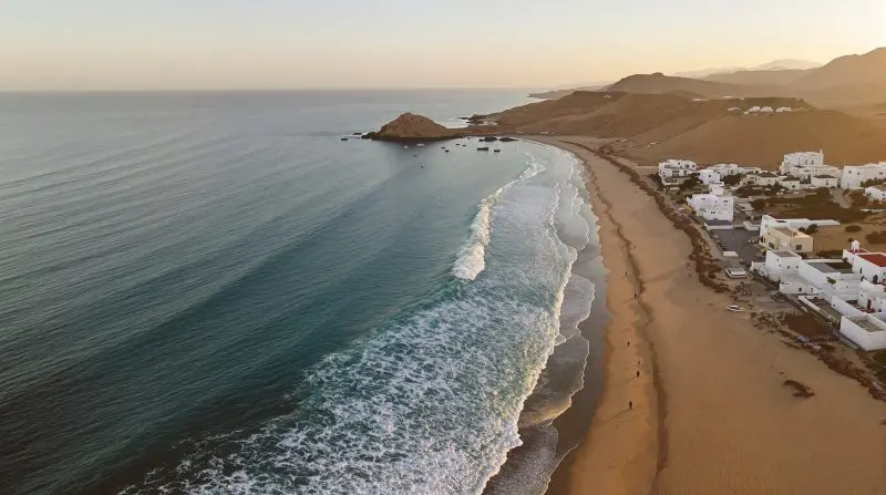 Vista aérea de la bahía de Imsouane con su ola larga, Marruecos