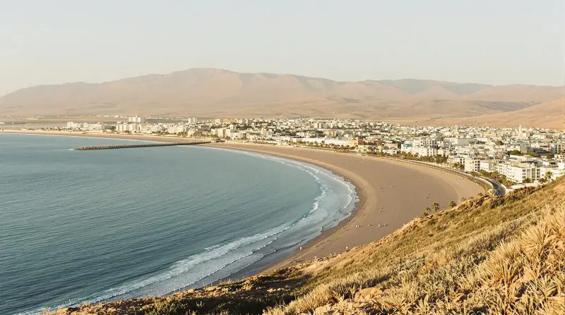 Vista de la playa y bahía de Agadir desde la kasbah, Marruecos