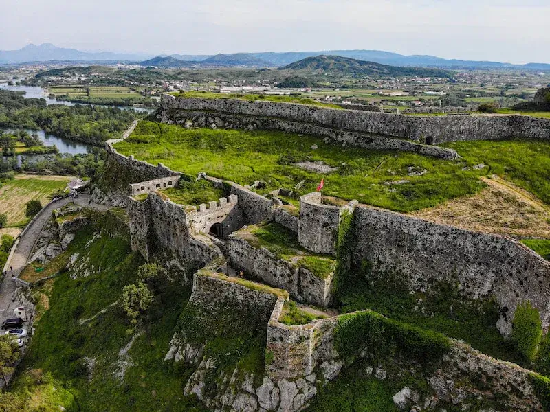 Vista aérea de una fortaleza medieval sobre una colina en Albania