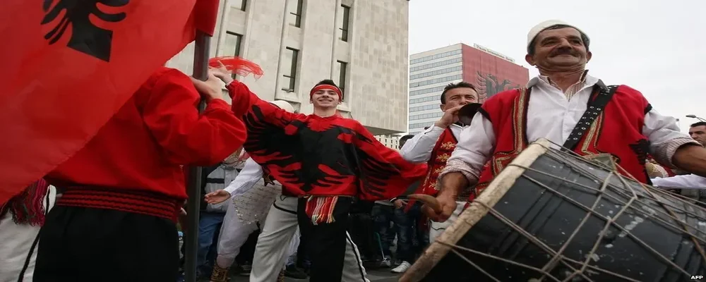 Albaneses con trajes tradicionales y tambor en una fiesta popular