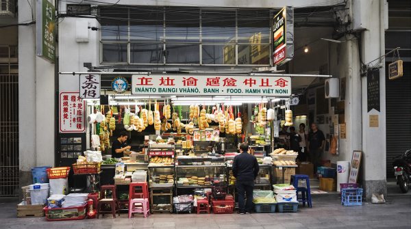 Puesto callejero de banh mi en Hanoi, Vietnam
